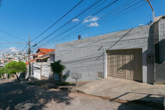 Fachada de casa à venda com 4 quartos, 360m² em Serrano, Belo Horizonte