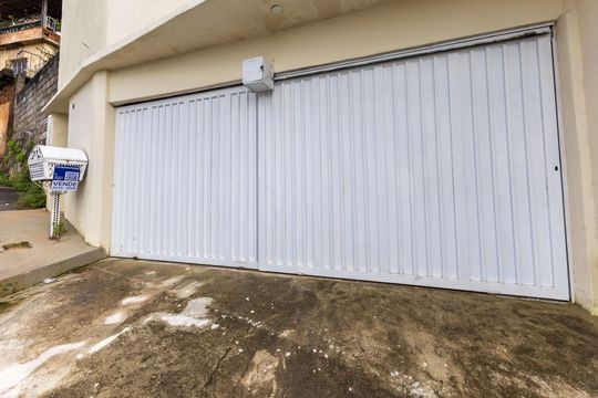 Fachada de casa à venda com 4 quartos, 200m² em Vila Maria do Carmo, Nova Lima