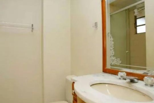 Banheiro de apartamento à venda com 2 quartos, 60m² em Sarandi, Porto Alegre