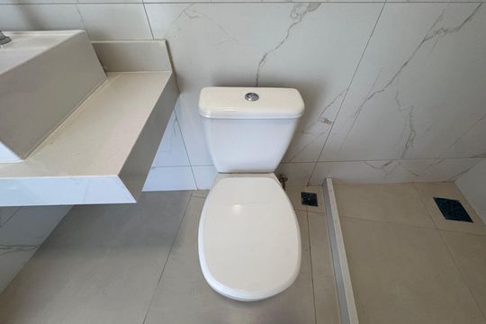 Suíte 2 - Banheiro de apartamento à venda com 3 quartos, 240m² em Vargem Pequena, Rio de Janeiro