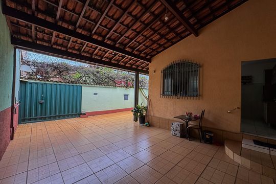 Garagem de casa à venda com 3 quartos, 220m² em Pompéia, Belo Horizonte
