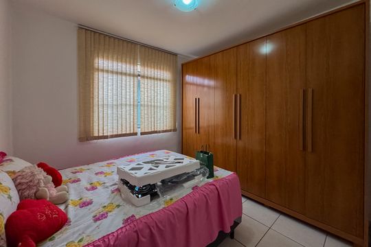 Quarto 2 de casa à venda com 3 quartos, 220m² em Pompéia, Belo Horizonte
