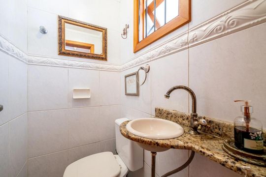 Banheiro de casa de condomínio à venda com 3 quartos, 175m² em Jardim Isabel, Porto Alegre