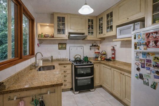 Cozinha de casa de condomínio à venda com 3 quartos, 175m² em Jardim Isabel, Porto Alegre