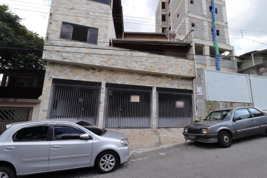 Fachada de casa à venda com 2 quartos, 360m² em Vila Curuçá, Santo André