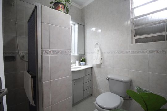 Banheiro de apartamento à venda com 2 quartos, 71m² em Petrópolis, Porto Alegre