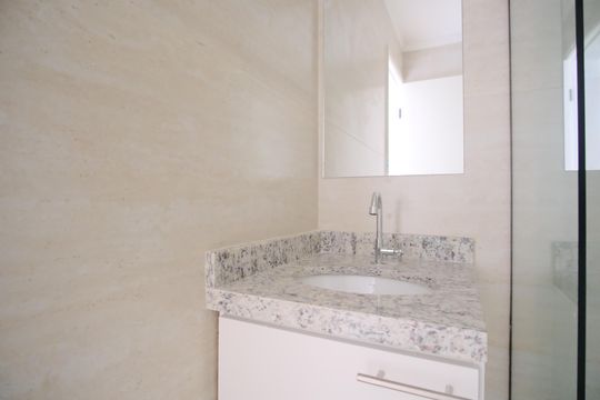 Banheiro de apartamento para alugar com 1 quarto, 30m² em Vila Carrão, São Paulo