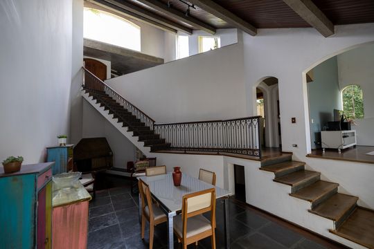 Sala de casa de condomínio para alugar com 4 quartos, 330m² em Alphaville Residencial Um, Barueri
