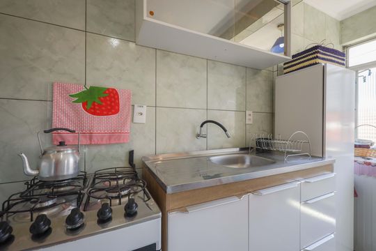 Cozinha de apartamento à venda com 1 quarto, 25m² em Vila Ipiranga, Porto Alegre
