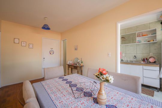 Sala de apartamento à venda com 1 quarto, 25m² em Vila Ipiranga, Porto Alegre