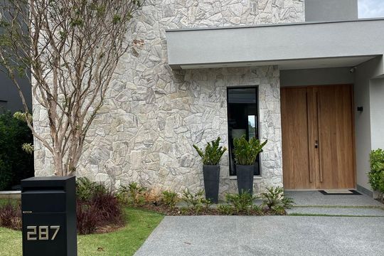 Fachada de casa de condomínio à venda com 4 quartos, 650m² em Residencial Tambore Iii, Santana de Parnaíba