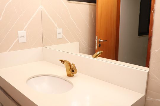 Banheiro da Suíte 1 de casa de condomínio para alugar com 3 quartos, 181m² em Alphaville Araguaia, Goiânia
