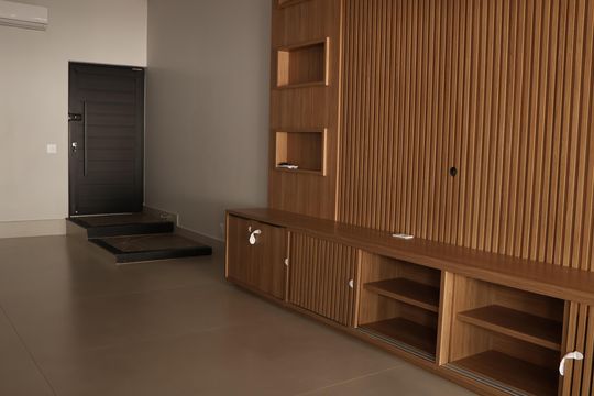 Sala de TV de casa de condomínio para alugar com 3 quartos, 181m² em Alphaville Araguaia, Goiânia