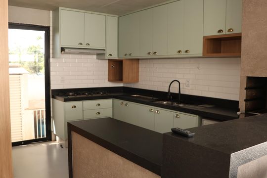Cozinha de casa de condomínio para alugar com 3 quartos, 181m² em Alphaville Araguaia, Goiânia