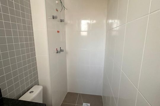 Banheiro de apartamento à venda com 2 quartos, 55m² em Jardim Carvalho, Porto Alegre