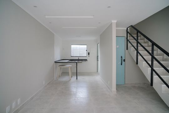 Sala de casa de condomínio para alugar com 2 quartos, 94m² em Itaipuaçu, Maricá