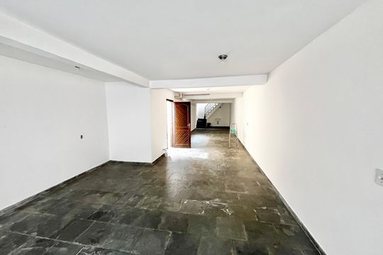 Garagem de casa à venda com 3 quartos, 214m² em Vila Pita, São Paulo