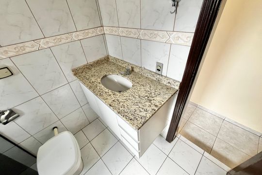 Banheiro de casa à venda com 3 quartos, 214m² em Vila Pita, São Paulo