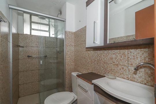Banheiro de apartamento à venda com 1 quarto, 42m² em Santa Rosa de Lima, Porto Alegre