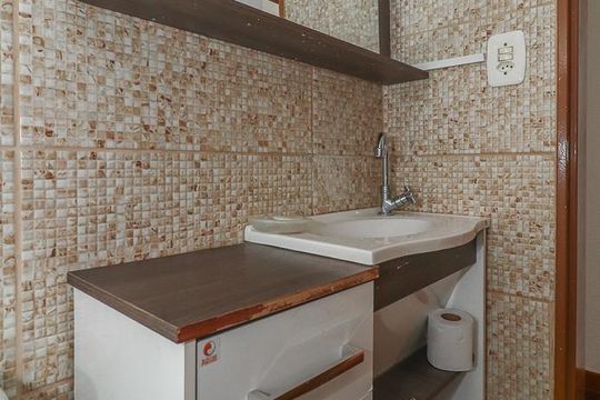 Banheiro de apartamento à venda com 1 quarto, 42m² em Santa Rosa de Lima, Porto Alegre