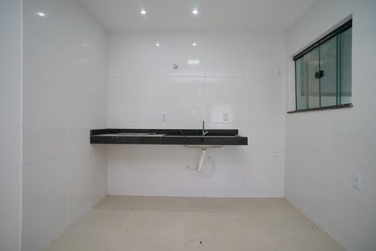 Cozinha de casa de condomínio para alugar com 2 quartos, 92m² em Itaipuaçu, Maricá