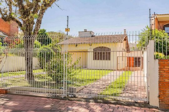 Fachada de casa à venda com 2 quartos, 146m² em Guarujá, Porto Alegre