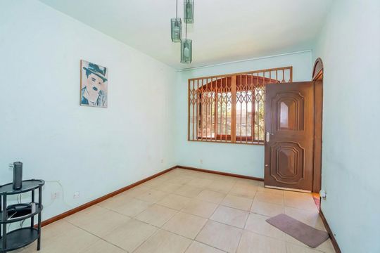 Sala de casa à venda com 2 quartos, 146m² em Guarujá, Porto Alegre
