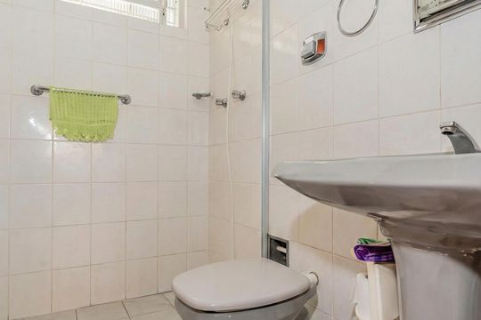 Banheiro de casa à venda com 2 quartos, 146m² em Guarujá, Porto Alegre