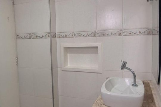 Banheiro de apartamento à venda com 1 quarto, 64m² em Centro, Campinas
