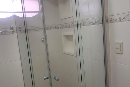 Banheiro de apartamento à venda com 1 quarto, 64m² em Centro, Campinas