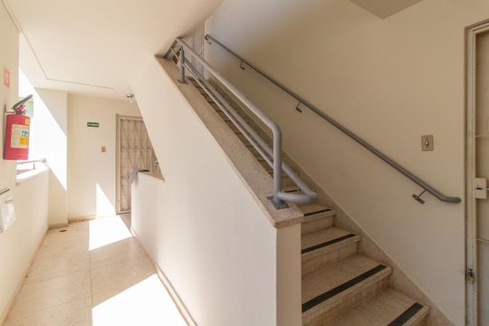 Escadas de apartamento à venda com 1 quarto, 40m² em Menino Deus, Porto Alegre