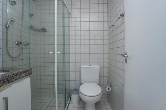 Banheiro de kitnet/studio para alugar com 1 quarto, 31m² em Perdizes, São Paulo