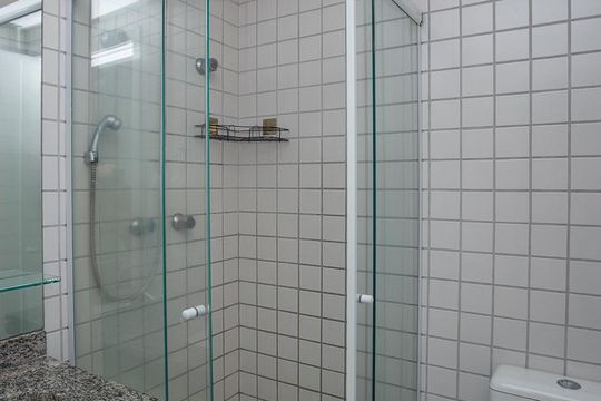 Banheiro de kitnet/studio para alugar com 1 quarto, 31m² em Perdizes, São Paulo