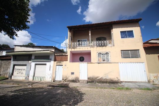 Fachada de casa à venda com 8 quartos, 660m² em Glória, Belo Horizonte