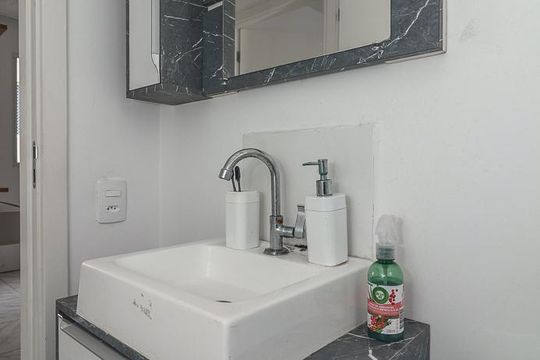 Banheiro de apartamento à venda com 2 quartos, 46m² em Rubem Berta, Porto Alegre