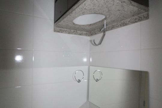 Banheiro de apartamento para alugar com 1 quarto, 33m² em Portal do Morumbi, São Paulo