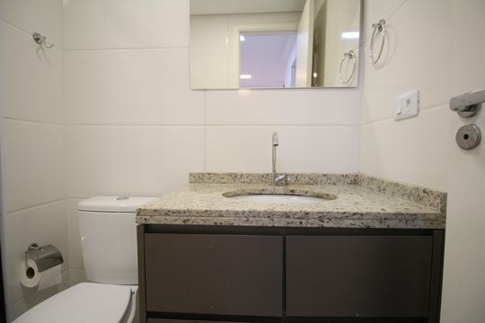 Banheiro de apartamento para alugar com 1 quarto, 33m² em Portal do Morumbi, São Paulo