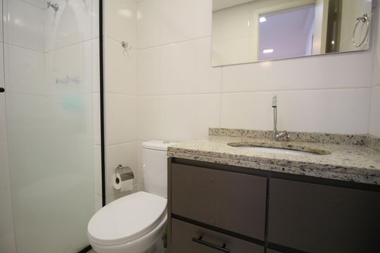 Banheiro de apartamento para alugar com 1 quarto, 33m² em Portal do Morumbi, São Paulo