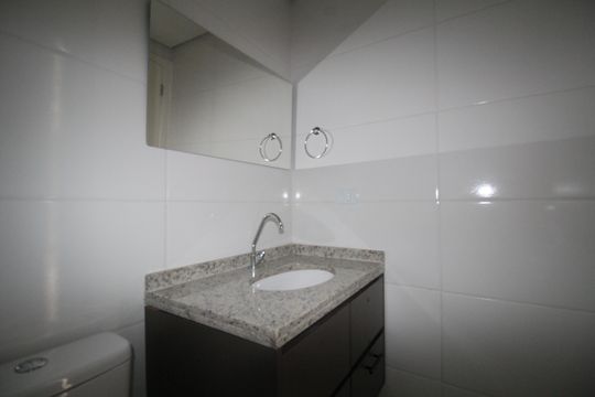 Banheiro de apartamento para alugar com 1 quarto, 33m² em Portal do Morumbi, São Paulo