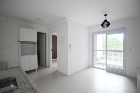 Sala/Cozinha de apartamento para alugar com 1 quarto, 33m² em Portal do Morumbi, São Paulo