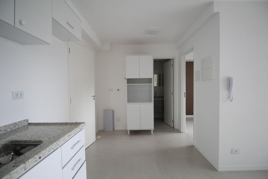 Sala/Cozinha de apartamento para alugar com 1 quarto, 33m² em Portal do Morumbi, São Paulo