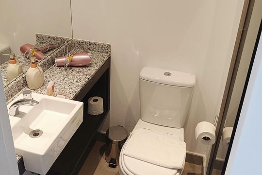 Banheiro de kitnet/studio para alugar com 1 quarto, 25m² em Moema, São Paulo