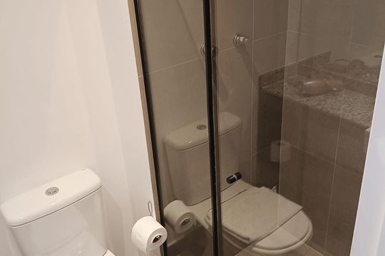 Banheiro de kitnet/studio para alugar com 1 quarto, 25m² em Moema, São Paulo