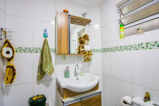 Banheiro social 1 de casa à venda com 3 quartos, 198m² em Jardim Marek, Santo André