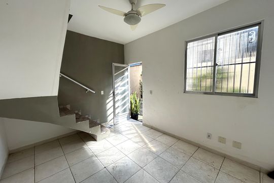 Sala de casa para alugar com 3 quartos, 120m² em Cascadura, Rio de Janeiro
