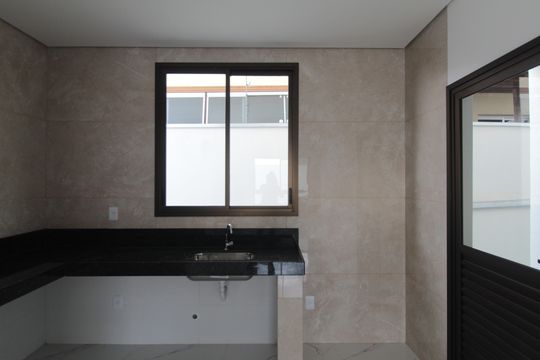 Cozinha de casa de condomínio à venda com 3 quartos, 140m² em Trevo, Belo Horizonte