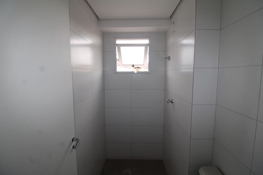 Banheiro de apartamento à venda com 2 quartos, 49m² em Piqueri, São Paulo
