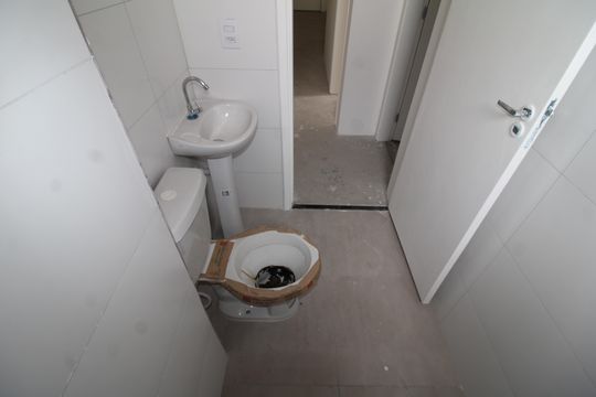 Banheiro de apartamento à venda com 2 quartos, 48m² em Piqueri, São Paulo