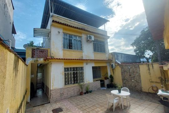 Fachada de casa à venda com 2 quartos, 292m² em Tanque, Rio de Janeiro