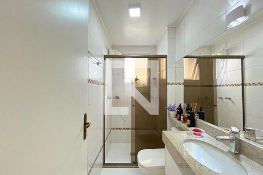 Banheiro de apartamento à venda com 1 quarto, 42m² em Rio Branco, Porto Alegre